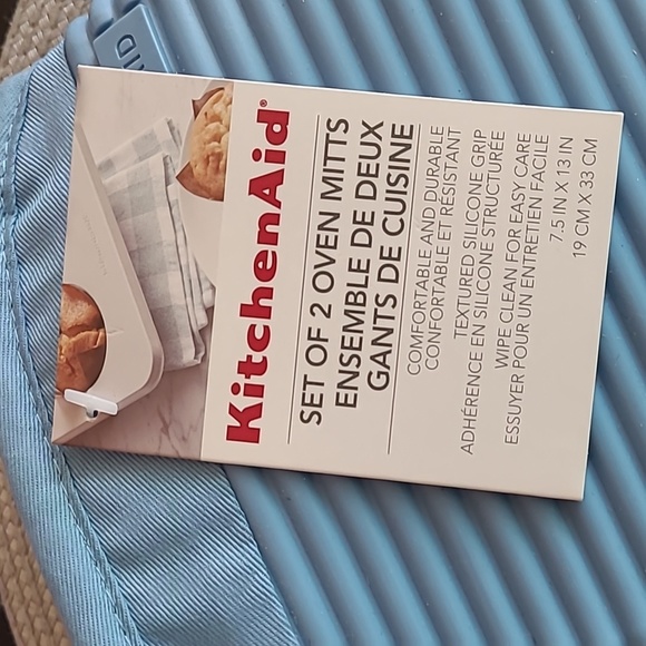 KitchenAid Large Silicone Oven Mitts - Picture 3 of 8